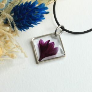 collier fleur violette