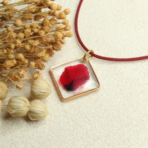 Pendentif losange pétale rouge