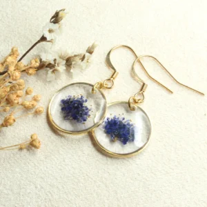 boucles d'oreilles dorees fleur bleue