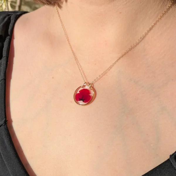 collier fleur naturelle rouge