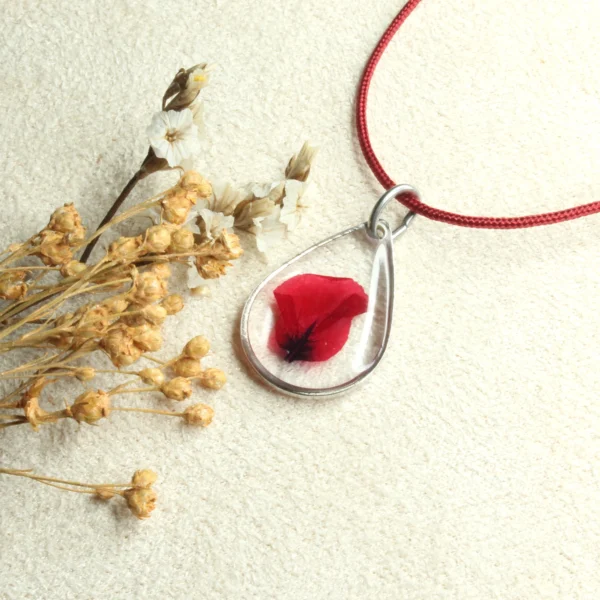 collier résine fleur rouge cuphea