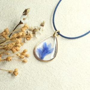 pendentif collier doré bleuet