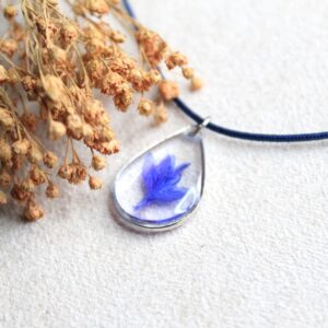 Petit pendentif fleur bleue